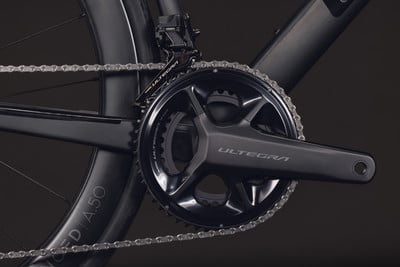 Detail des Shimano Ultegra Fahrradantriebs mit Kette und Kurbelgarnitur. Detail des Shimano Ultegra Fahrradantriebs mit Kette und Kurbelgarnitur.