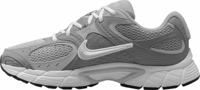 Šedá bežecká obuv Nike s bielym logom a šnúrkami. Šedá bežecká obuv Nike s bielym logom a šnúrkami.