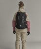 Rückansicht einer Person mit einem Ortovox-Rucksack und Skikleidung.