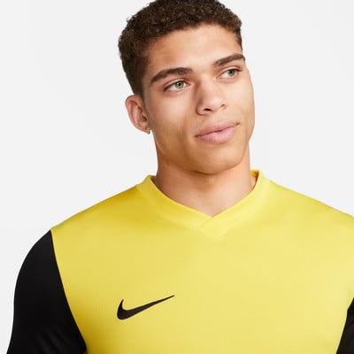 Mann in einem gelben Shirt mit schwarzen Ärmeln und Nike-Logo. Mann in einem gelben Shirt mit schwarzen Ärmeln und Nike-Logo.