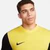 Mann in einem gelben Shirt mit schwarzen Ärmeln und Nike-Logo.