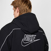 Zadní pohled na černou bundu Nike s bílým logem a lemováním.
