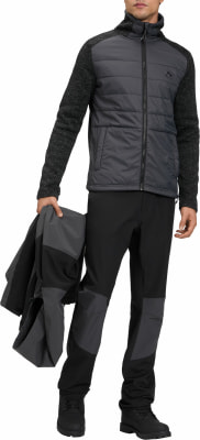 Ein Mann in einer Daunenjacke und Hose hält eine Jacke in der Hand. Ein Mann in einer Daunenjacke und Hose hält eine Jacke in der Hand.
