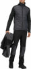 Ein Mann in einer Daunenjacke und Hose hält eine Jacke in der Hand.