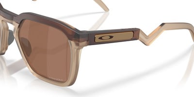 Braune Sonnenbrille mit Oakley-Logo am Bügel und braunen Gläsern. Braune Sonnenbrille mit Oakley-Logo am Bügel und braunen Gläsern.