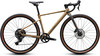 Sandfarbenes Cube Gravelbike mit braunen Reifen und schwarzen Komponenten.