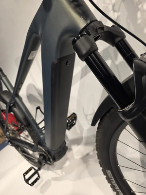 Detail eines modernen E-Bikes mit Federgabel und breitem Reifen. Detail eines modernen E-Bikes mit Federgabel und breitem Reifen.