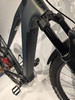 Detail eines modernen E-Bikes mit Federgabel und breitem Reifen.