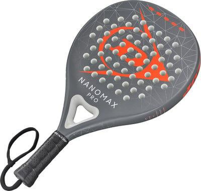 Grauer Dunlop Nanomax Pro Tennisschläger mit orangefarbenem Logo und umwickeltem Griff. Grauer Dunlop Nanomax Pro Tennisschläger mit orangefarbenem Logo und umwickeltem Griff.