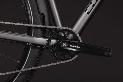 Detail einer Fahrradkette und Kurbel mit Shimano-Logo. Detail einer Fahrradkette und Kurbel mit Shimano-Logo.