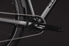 Detail einer Fahrradkette und Kurbel mit Shimano-Logo.