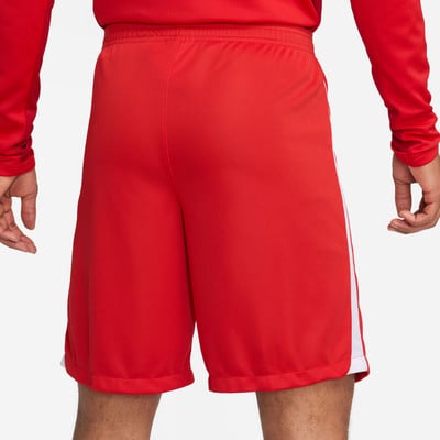 Rückansicht eines Mannes in roten Shorts und einem roten Langarmshirt.