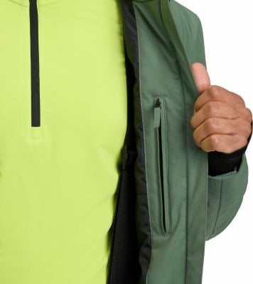 Detail bundy s kapsou na zip a druhou vrstvou oblečení. Detail bundy s kapsou na zip a druhou vrstvou oblečení.