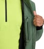 Detail bundy s kapsou na zip a druhou vrstvou oblečení.