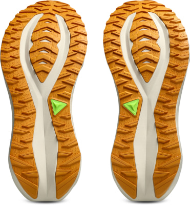 Blick auf die Sohlen zweier Laufschuhe mit orangefarbenem Muster.