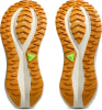 Blick auf die Sohlen zweier Laufschuhe mit orangefarbenem Muster.