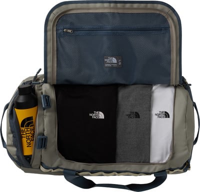 Geöffnete Tasche mit Kleidung und Wasserflasche darin. Geöffnete Tasche mit Kleidung und Wasserflasche darin.