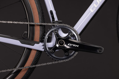 Detailaufnahme der Kurbel und Kette eines lila Cube Cyclocross-Rades.