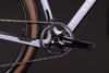 Detailaufnahme der Kurbel und Kette eines lila Cube Cyclocross-Rades.