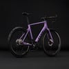 Lila Cube Rennrad mit schwarzen Rädern und Details auf dunklem Hintergrund.