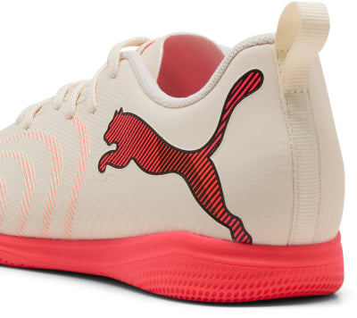 Beige Puma Fußballschuh mit rotem Streifenlogo und Sohle. Beige Puma Fußballschuh mit rotem Streifenlogo und Sohle.