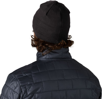Rückansicht eines Mannes mit schwarzer Mütze und gesteppter Jacke. Rückansicht eines Mannes mit schwarzer Mütze und gesteppter Jacke.