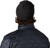 Rückansicht eines Mannes mit schwarzer Mütze und gesteppter Jacke.