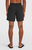 Ein Mann von hinten trägt eine schwarze Badehose und Spinnennetz-Tattoos.