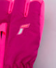Eine pinke Handschuh mit einem weiß-pink-orangenen Logo.