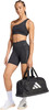 Eine Frau in schwarzer Sportkleidung hält eine schwarze Tasche mit Adidas-Logo.