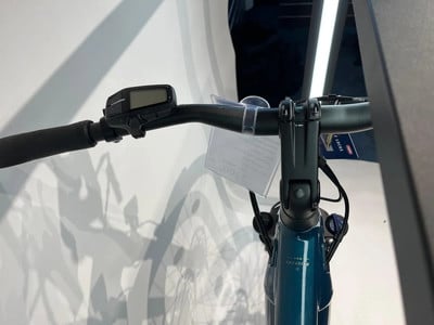 Detail des Lenkers und Displays eines E-Bikes mit Preisschild. Detail des Lenkers und Displays eines E-Bikes mit Preisschild.