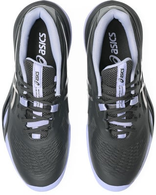 Draufsicht auf schwarze Asics Tennisschuhe mit lila Akzenten und Schnürsenkeln. Draufsicht auf schwarze Asics Tennisschuhe mit lila Akzenten und Schnürsenkeln.