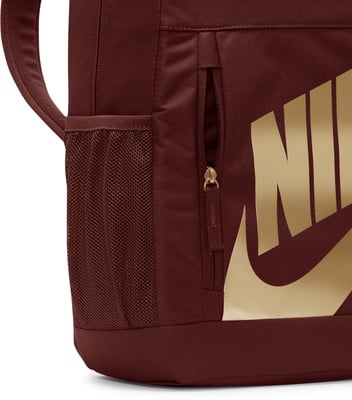 Detail batohu Nike s boční síťovanou kapsou a přední kapsou na zip.