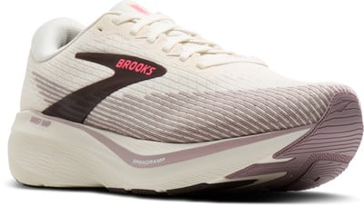 Ein beiger Brooks Laufschuh mit braunem und pinkem Logo und Details. Ein beiger Brooks Laufschuh mit braunem und pinkem Logo und Details.