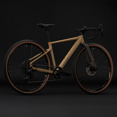 Ein braunes Cube Gravelbike mit schwarzen Rädern und Details. Ein braunes Cube Gravelbike mit schwarzen Rädern und Details.