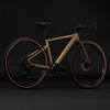 Ein braunes Cube Gravelbike mit schwarzen Rädern und Details.