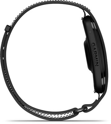 Schwarzes Armband mit Garmin Smartwatch auf weißem Hintergrund. Schwarzes Armband mit Garmin Smartwatch auf weißem Hintergrund.