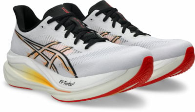 Weiße ASICS Laufschuhe mit schwarzen Schnürsenkeln und roter Sohle. Weiße ASICS Laufschuhe mit schwarzen Schnürsenkeln und roter Sohle.