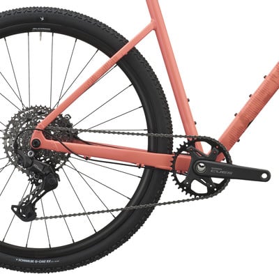 Die Rückseite eines rosa Fahrrads mit Shimano-Schaltwerk und Kurbelgarnitur. Die Rückseite eines rosa Fahrrads mit Shimano-Schaltwerk und Kurbelgarnitur.