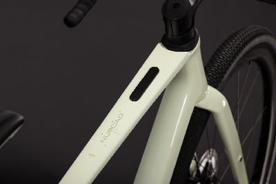 Detail eines hellgrünen Fahrradrahmens mit NUROAD PRO Schriftzug. Detail eines hellgrünen Fahrradrahmens mit NUROAD PRO Schriftzug.