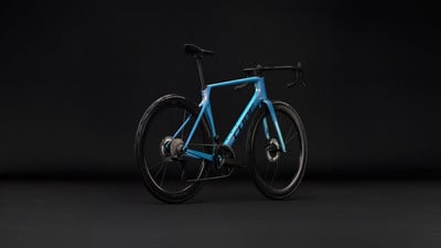 Blaues Rennrad mit Carbonfelgen auf schwarzem Hintergrund. Blaues Rennrad mit Carbonfelgen auf schwarzem Hintergrund.