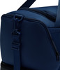 Eine dunkelblaue Tasche mit Riemen und Karabiner, Nahaufnahme.