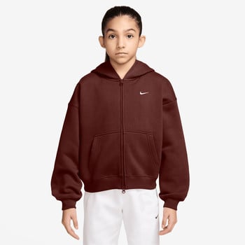 Mädchen in braunem Hoodie mit Kapuze und Nike-Logo auf der Brust.