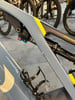 Detail einer Mountainbike-Federung mit Dämpfer und Flaschenhalter.