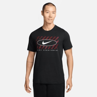 Ein Mann in einem schwarzen T-Shirt mit Nike-Logo und Streifen. Ein Mann in einem schwarzen T-Shirt mit Nike-Logo und Streifen.