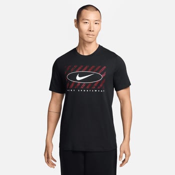 Ein Mann in einem schwarzen T-Shirt mit Nike-Logo und Streifen.