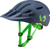 Ein blauer Fahrradhelm mit reflektierenden grünen Gurten und Logo.