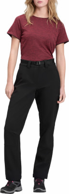 Eine Frau in einem roten T-Shirt und schwarzen Hosen mit Schnalle, trägt Schuhe.