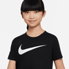 Ein Mädchen in einem schwarzen T-Shirt mit weißem Nike-Logo auf grauem Hintergrund.