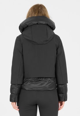 Rückansicht einer schwarzen Damenjacke mit Kapuze und Daunenärmeln. Rückansicht einer schwarzen Damenjacke mit Kapuze und Daunenärmeln.